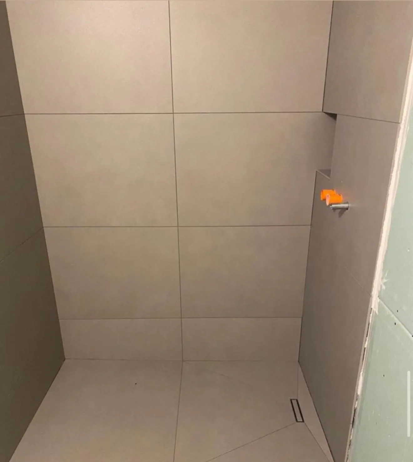 Grossformatige Fliesen – Dusche